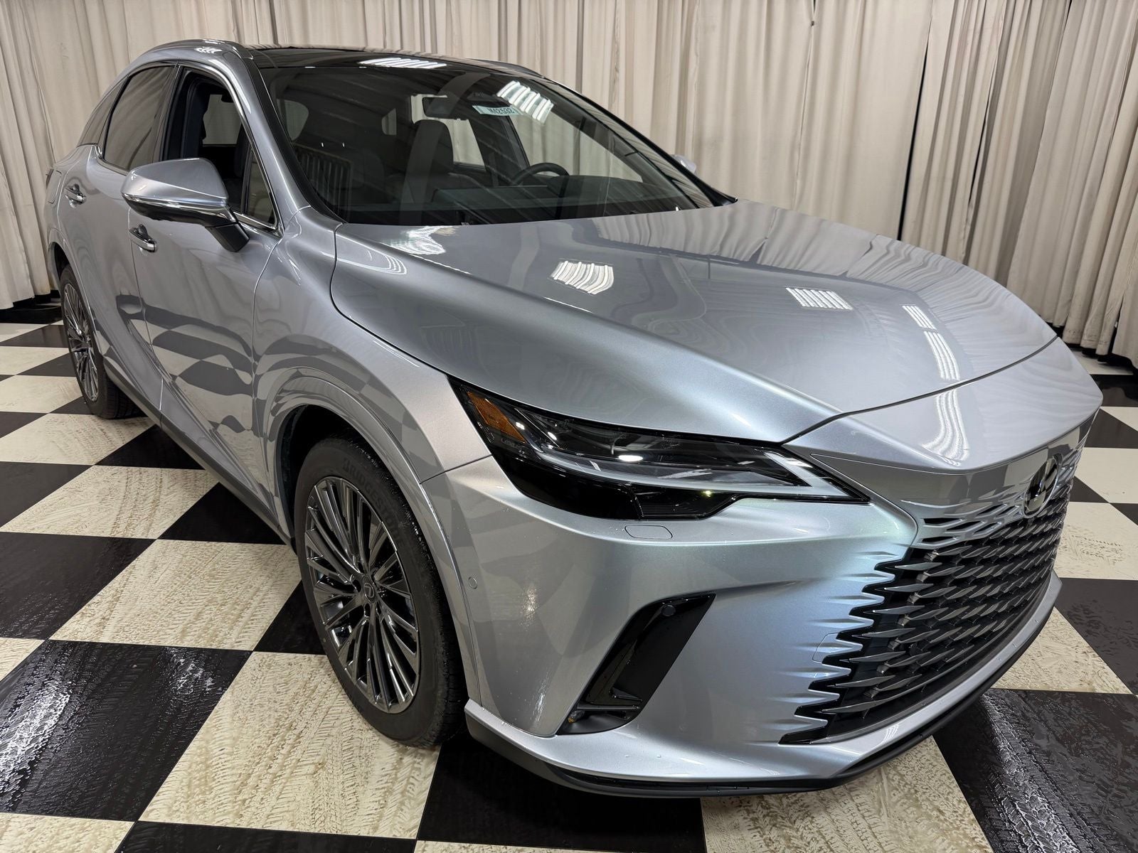 2026 Lexus RX 450h+'s photo