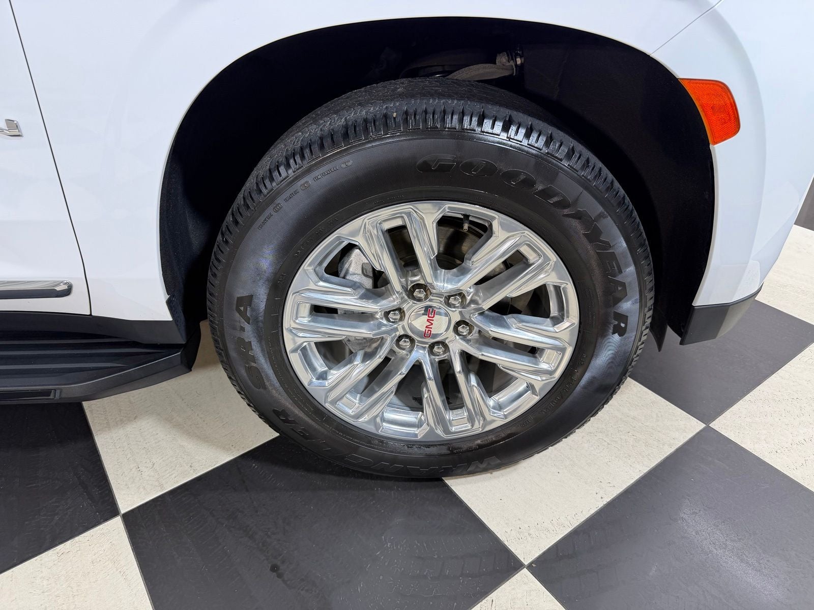 2023 GMC Yukon SLT