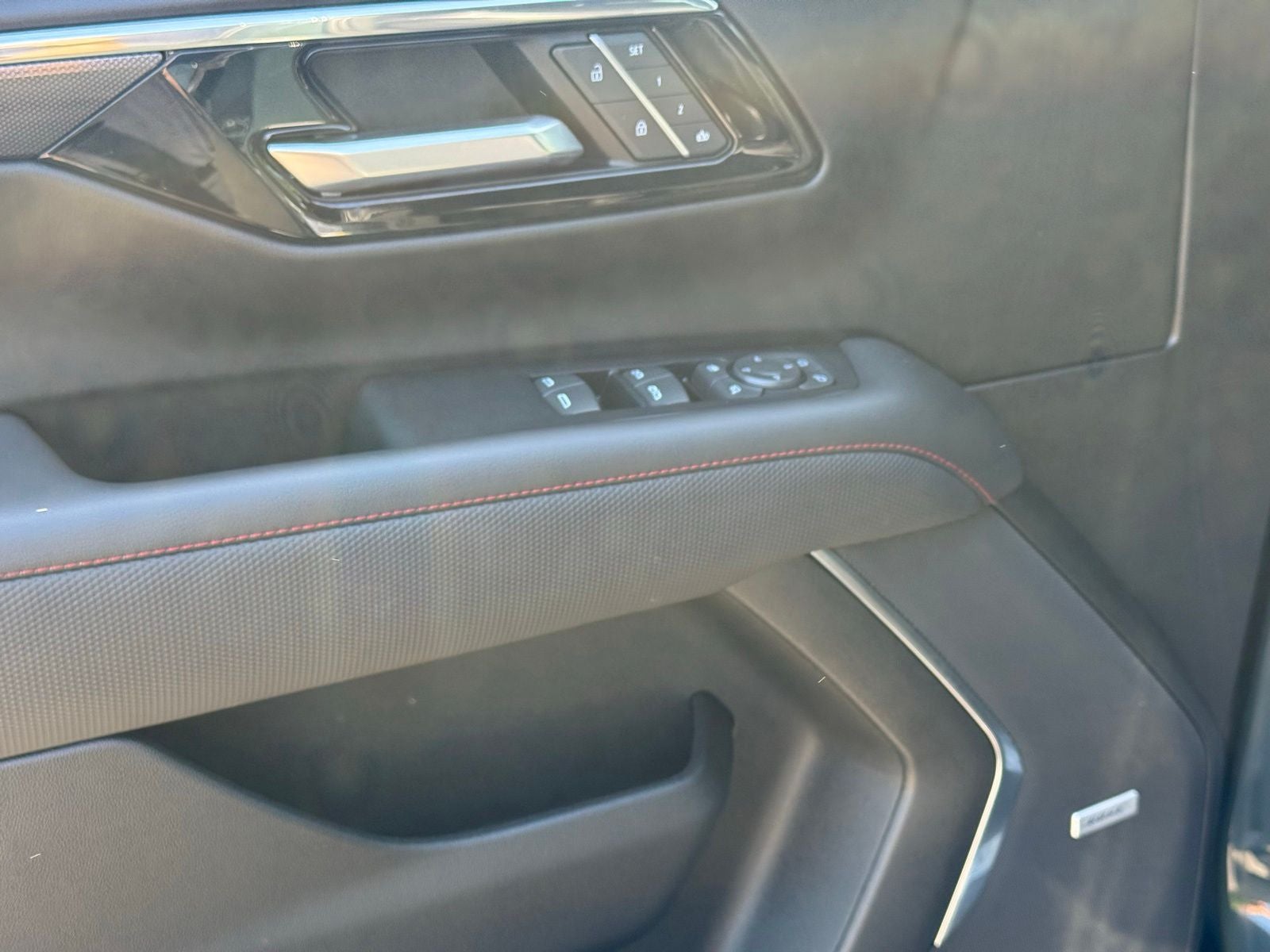 2025 Chevrolet Suburban RST