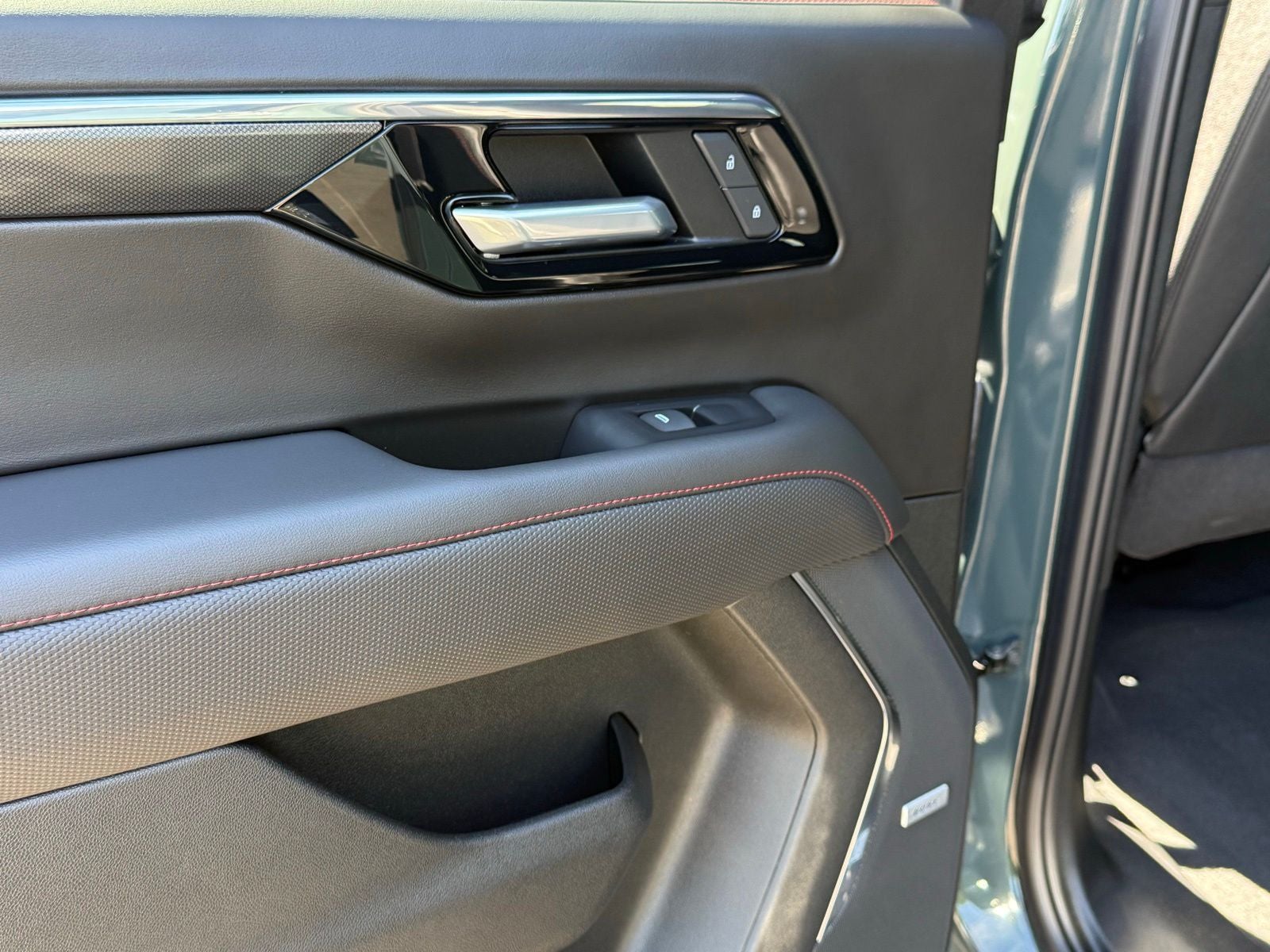 2025 Chevrolet Suburban RST