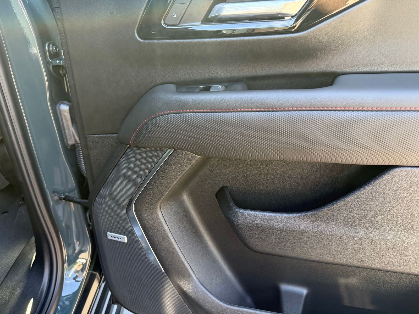 2025 Chevrolet Suburban RST