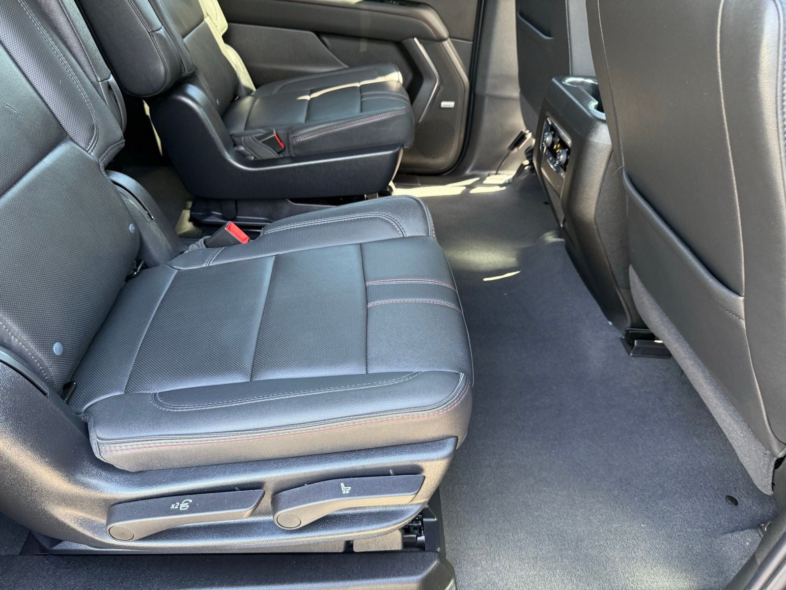 2025 Chevrolet Suburban RST