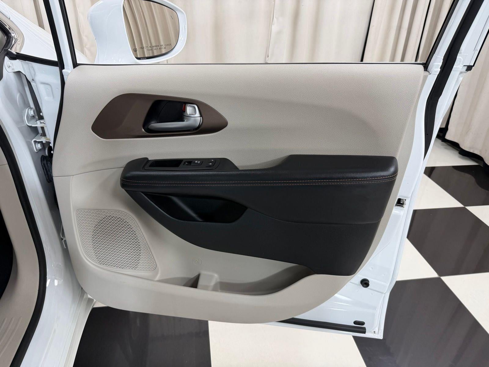 2017 Chrysler Pacifica Touring L Plus