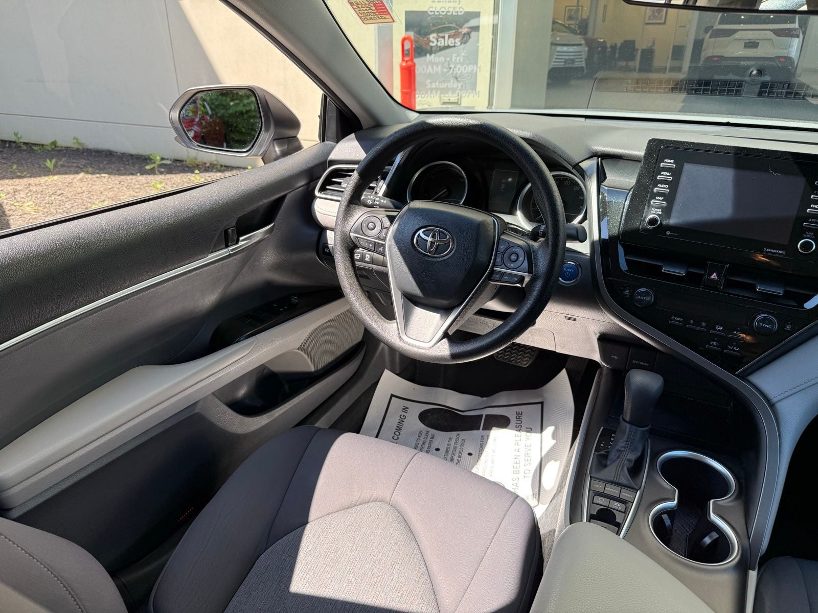 2022 Toyota Camry Hybrid LE