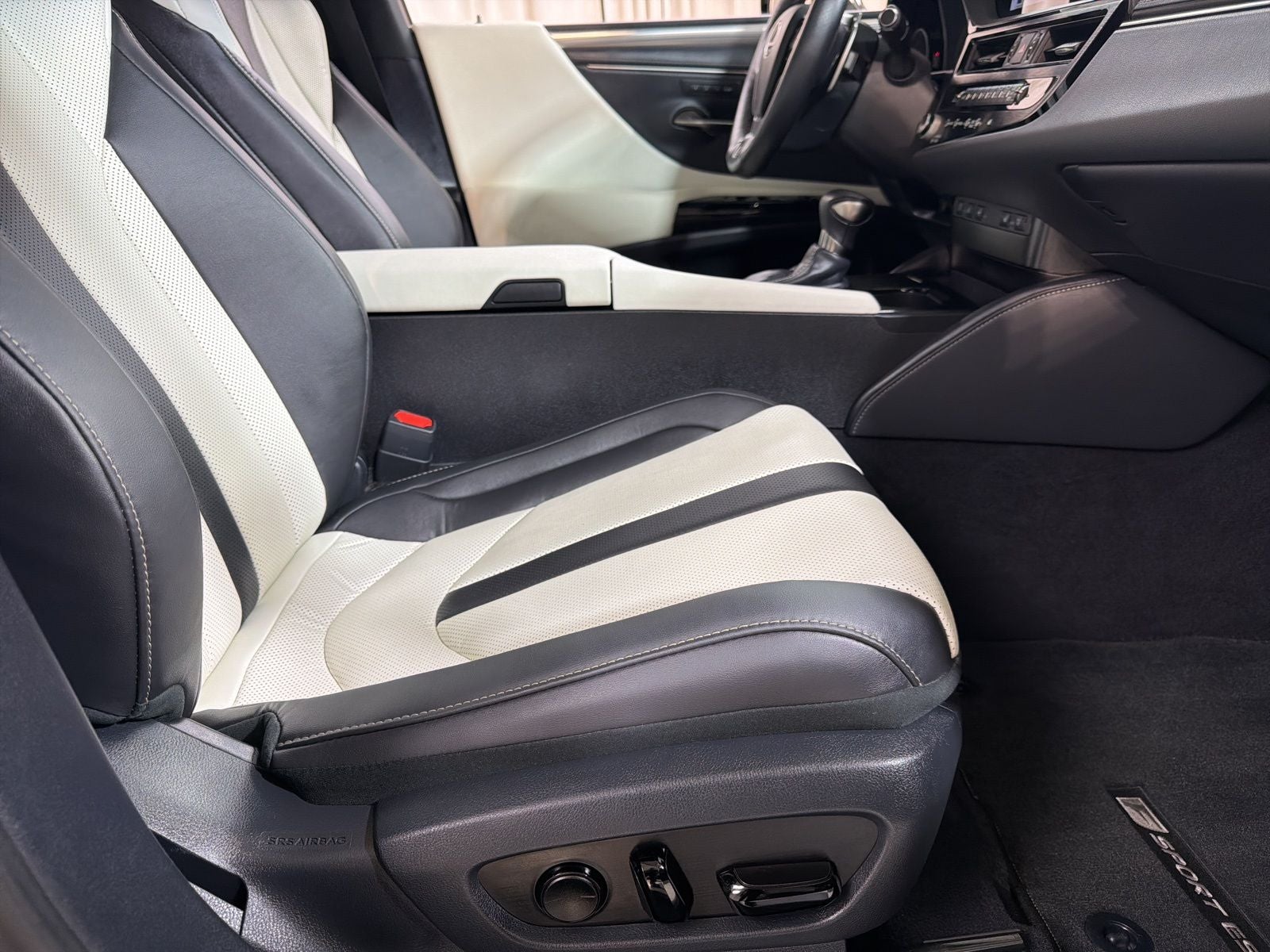 2024 Lexus ES 300h F SPORT Handling