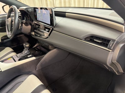 2024 Lexus ES 300h F SPORT Handling