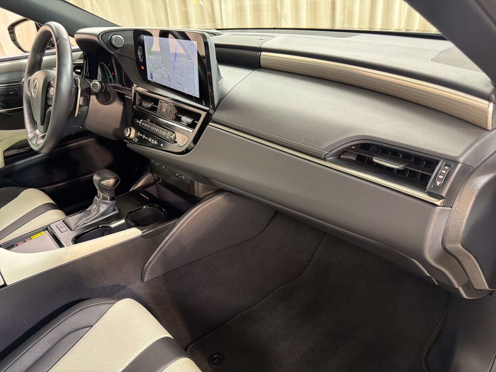 2024 Lexus ES 300h F SPORT Handling