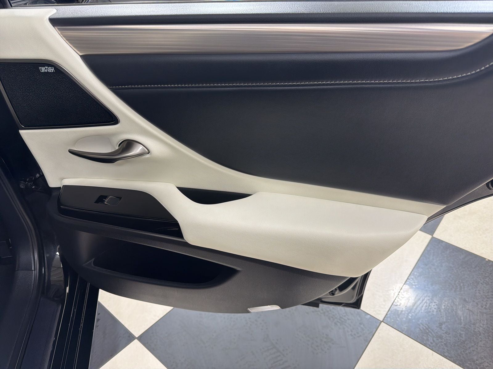 2024 Lexus ES 300h F SPORT Handling