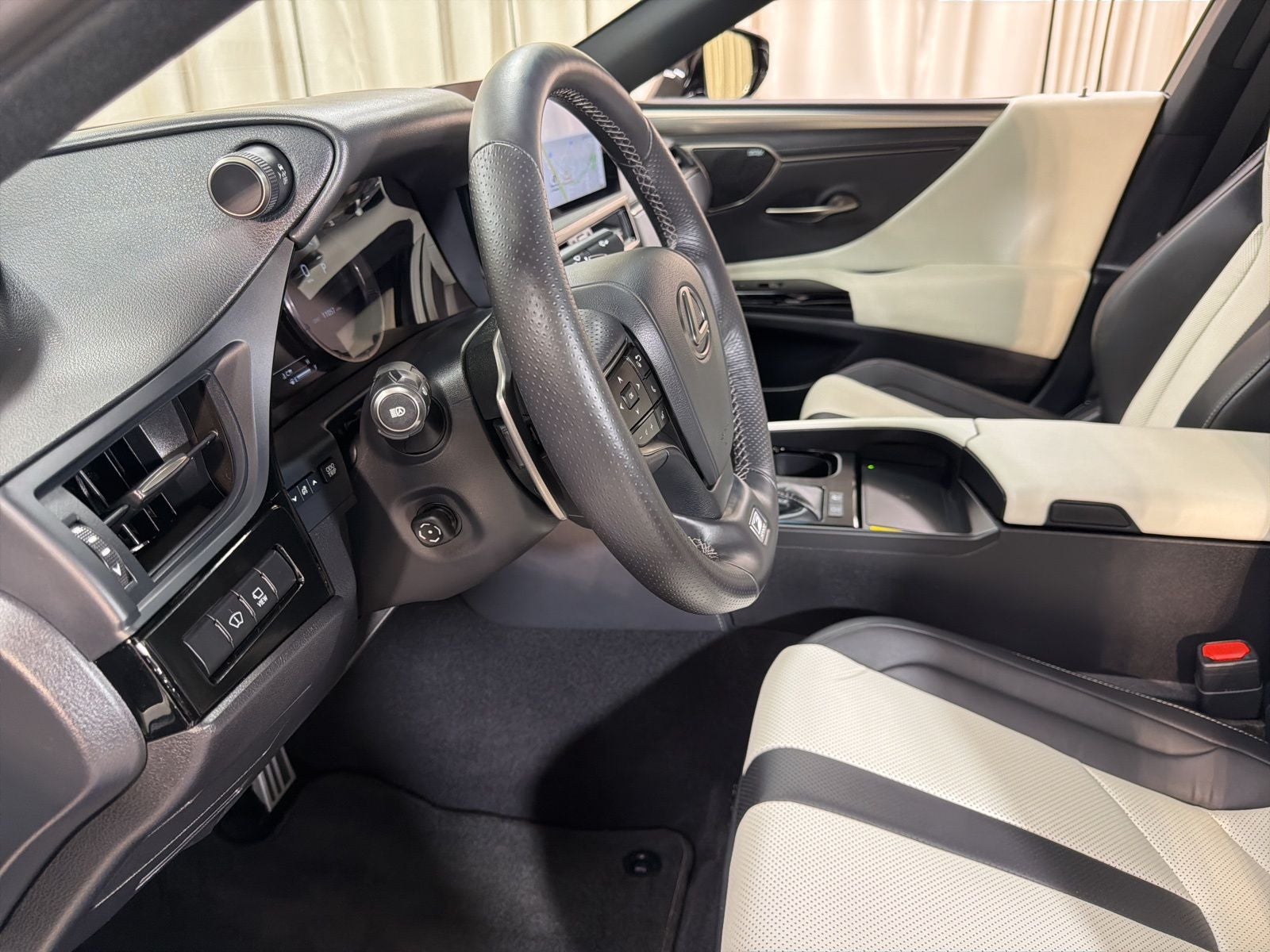 2024 Lexus ES 300h F SPORT Handling