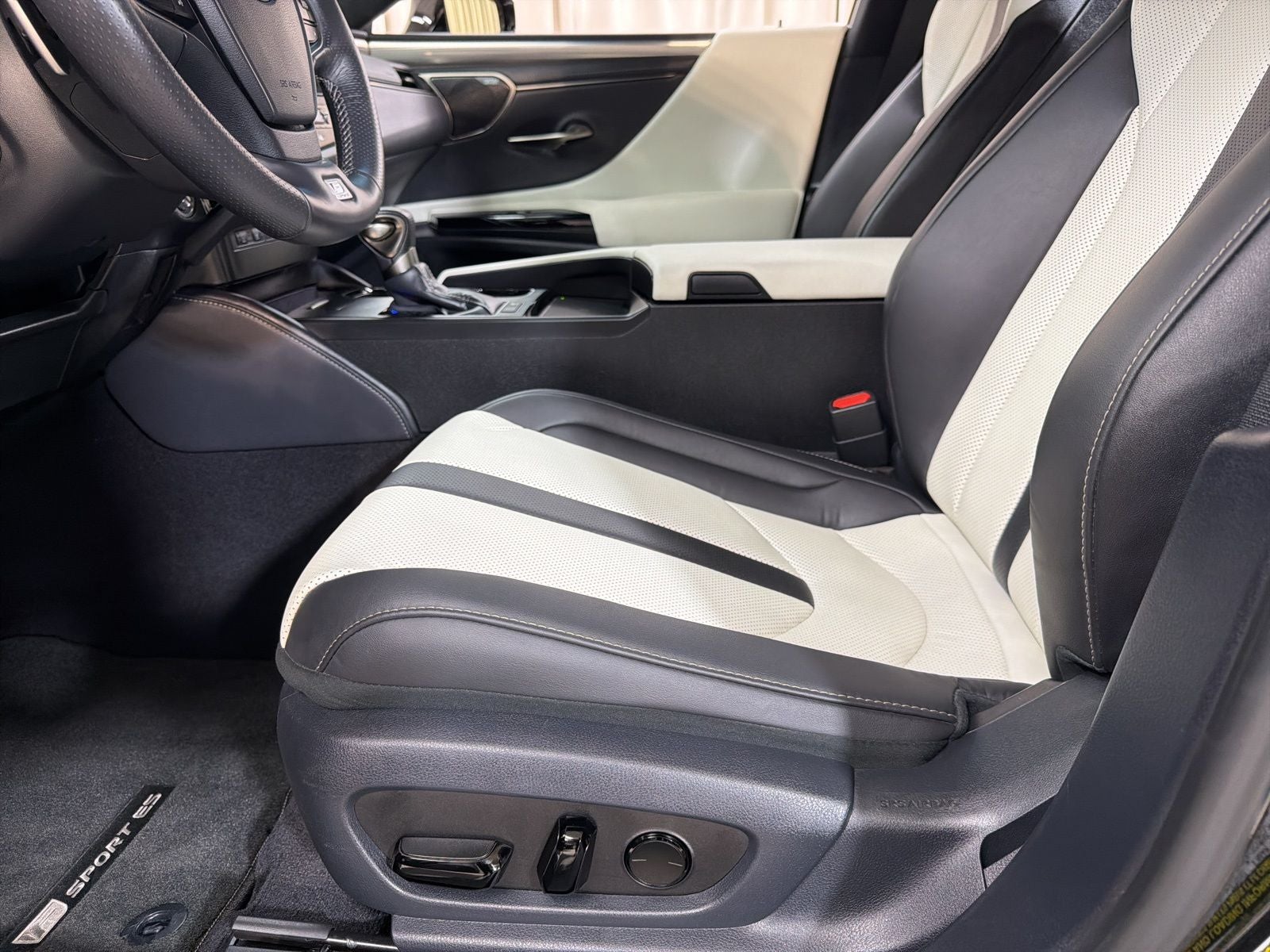 2024 Lexus ES 300h F SPORT Handling