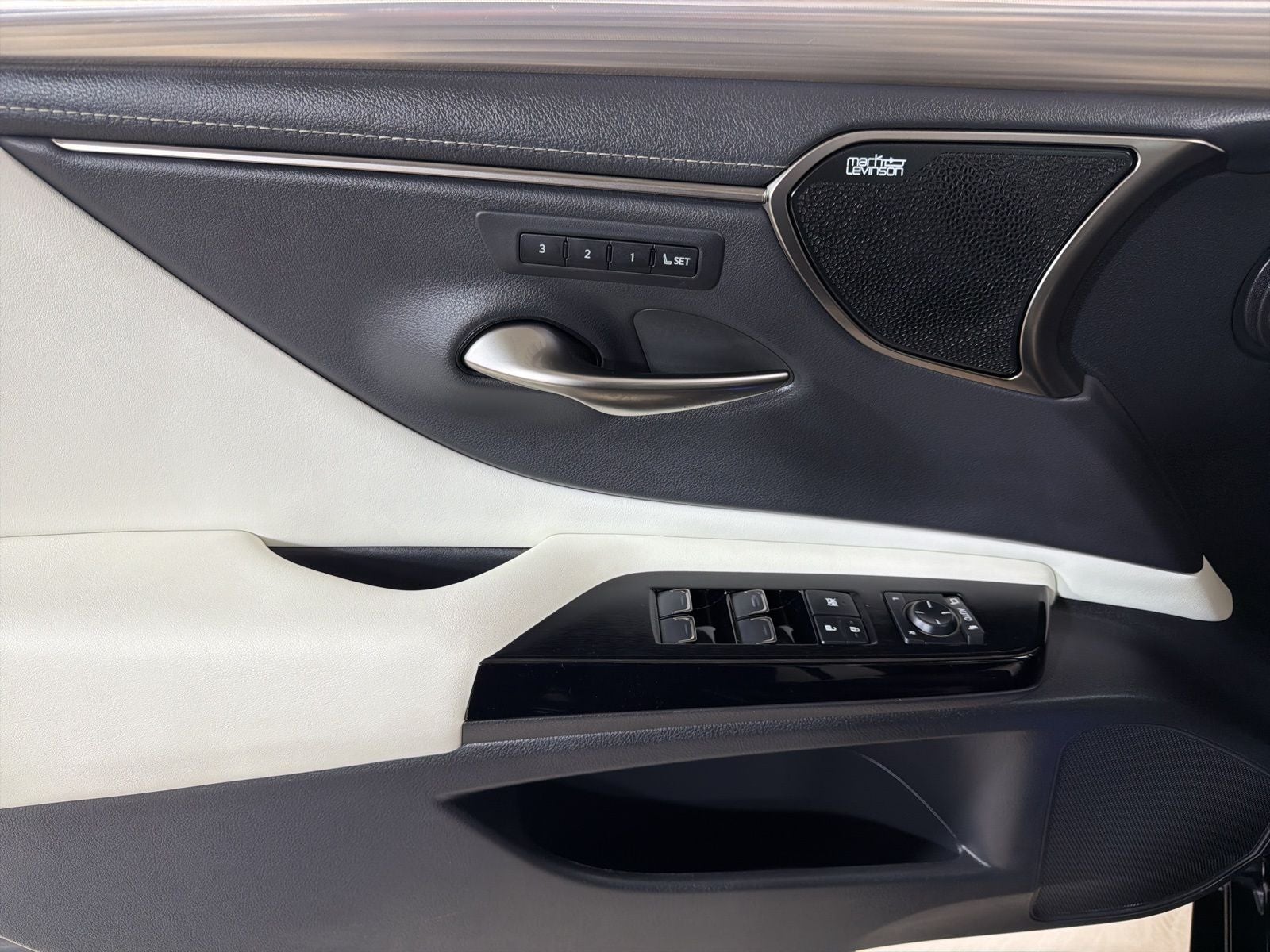 2024 Lexus ES 300h F SPORT Handling