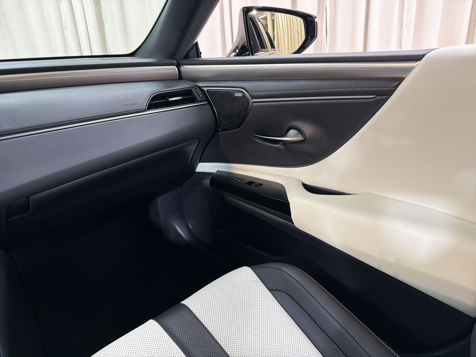 2024 Lexus ES 300h F SPORT Handling