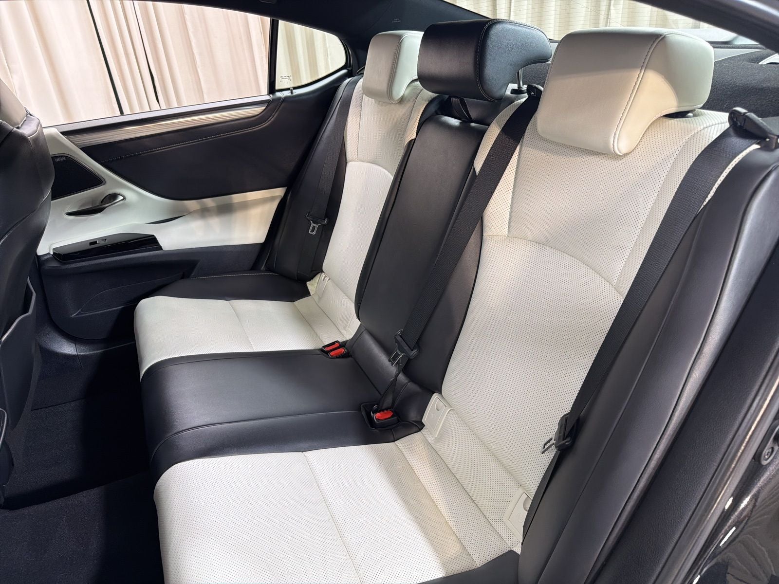 2024 Lexus ES 300h F SPORT Handling