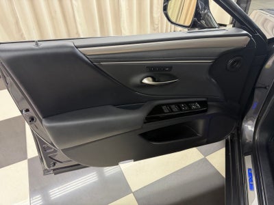 2024 Lexus ES 300h F SPORT Handling