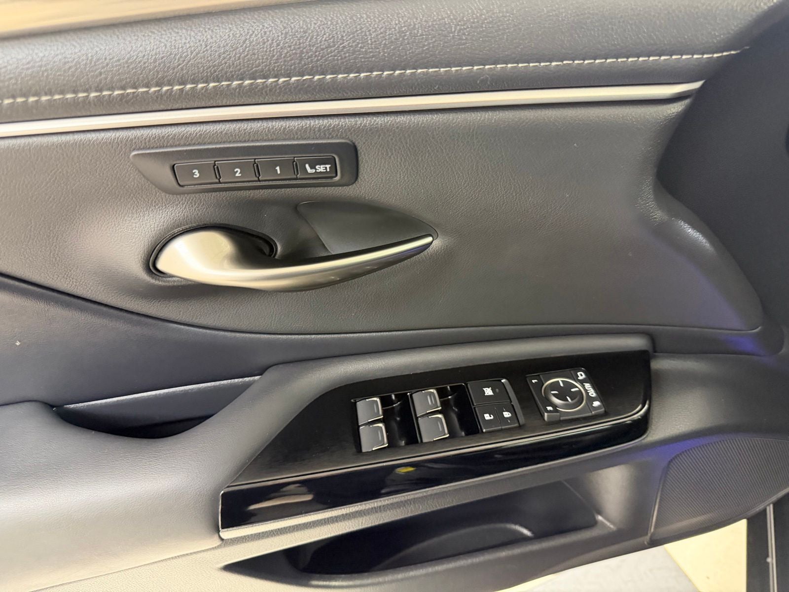 2024 Lexus ES 300h F SPORT Handling