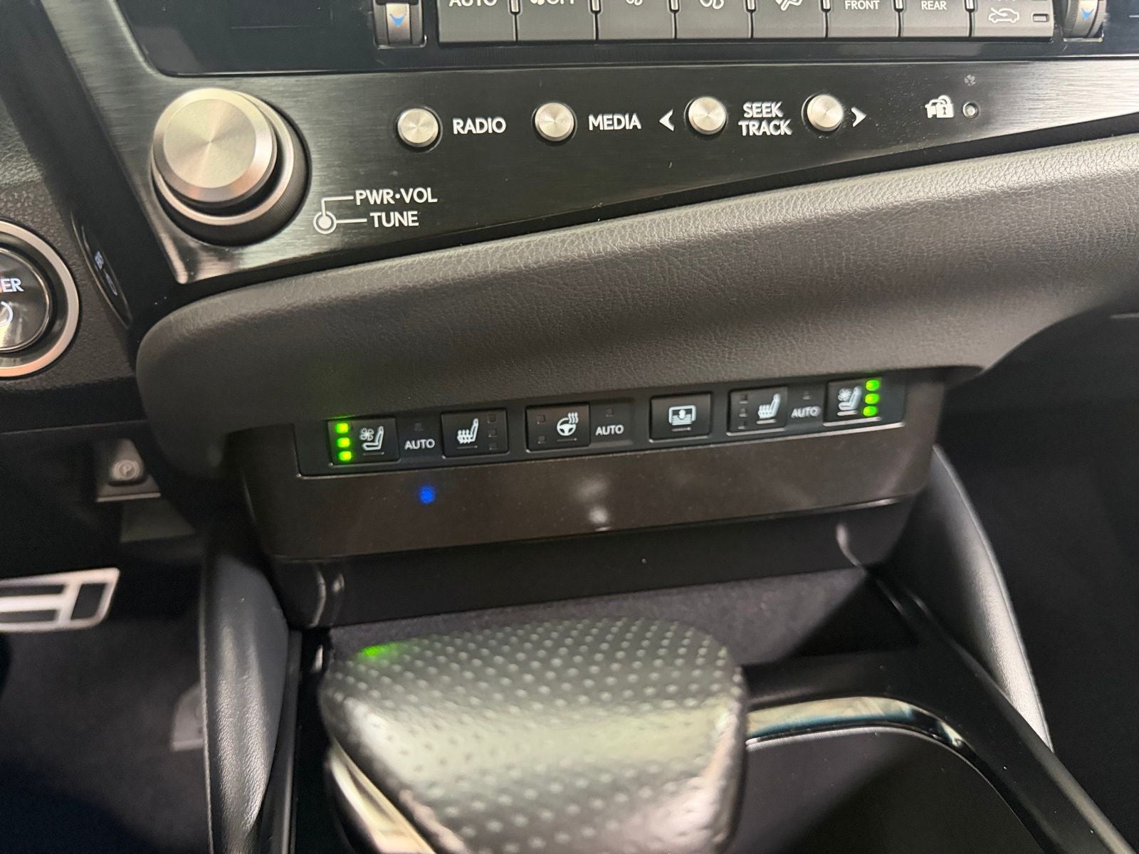 2024 Lexus ES 300h F SPORT Handling