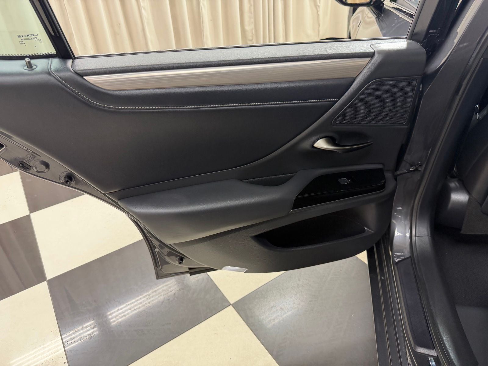 2024 Lexus ES 300h F SPORT Handling