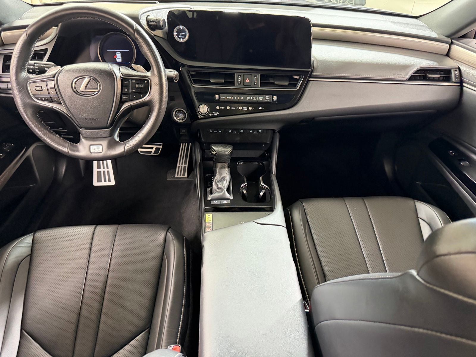 2024 Lexus ES 300h F SPORT Handling