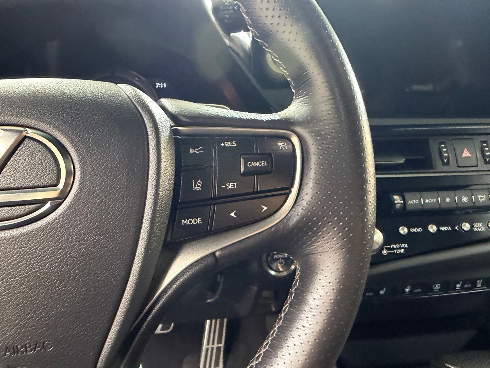 2024 Lexus ES 300h F SPORT Handling