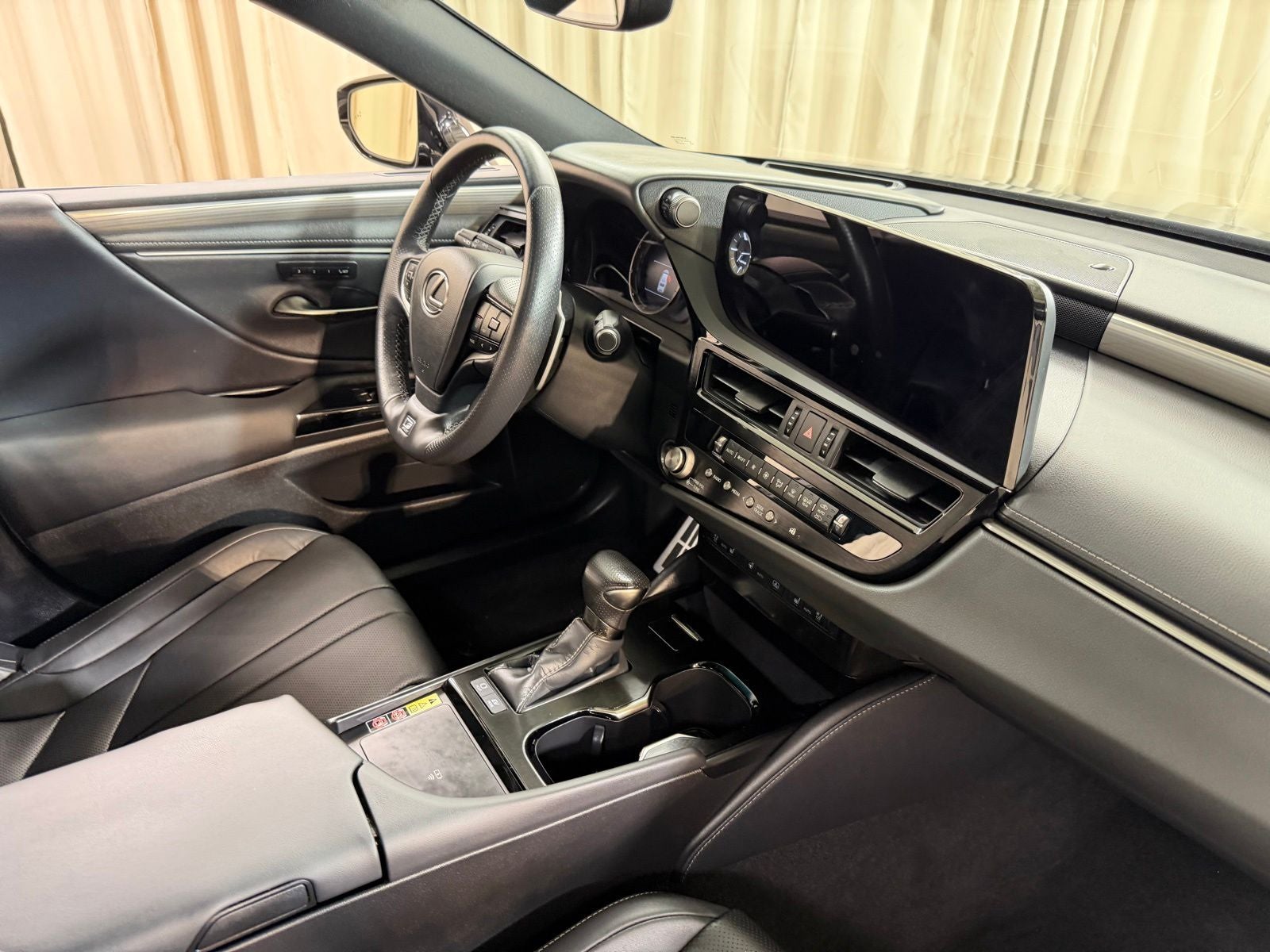 2024 Lexus ES 300h F SPORT Handling