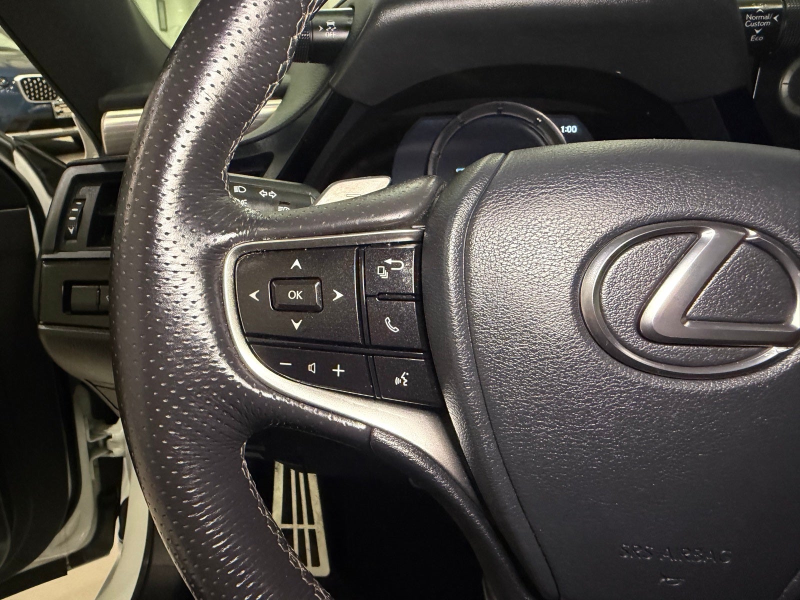 2024 Lexus ES 300h F SPORT Handling