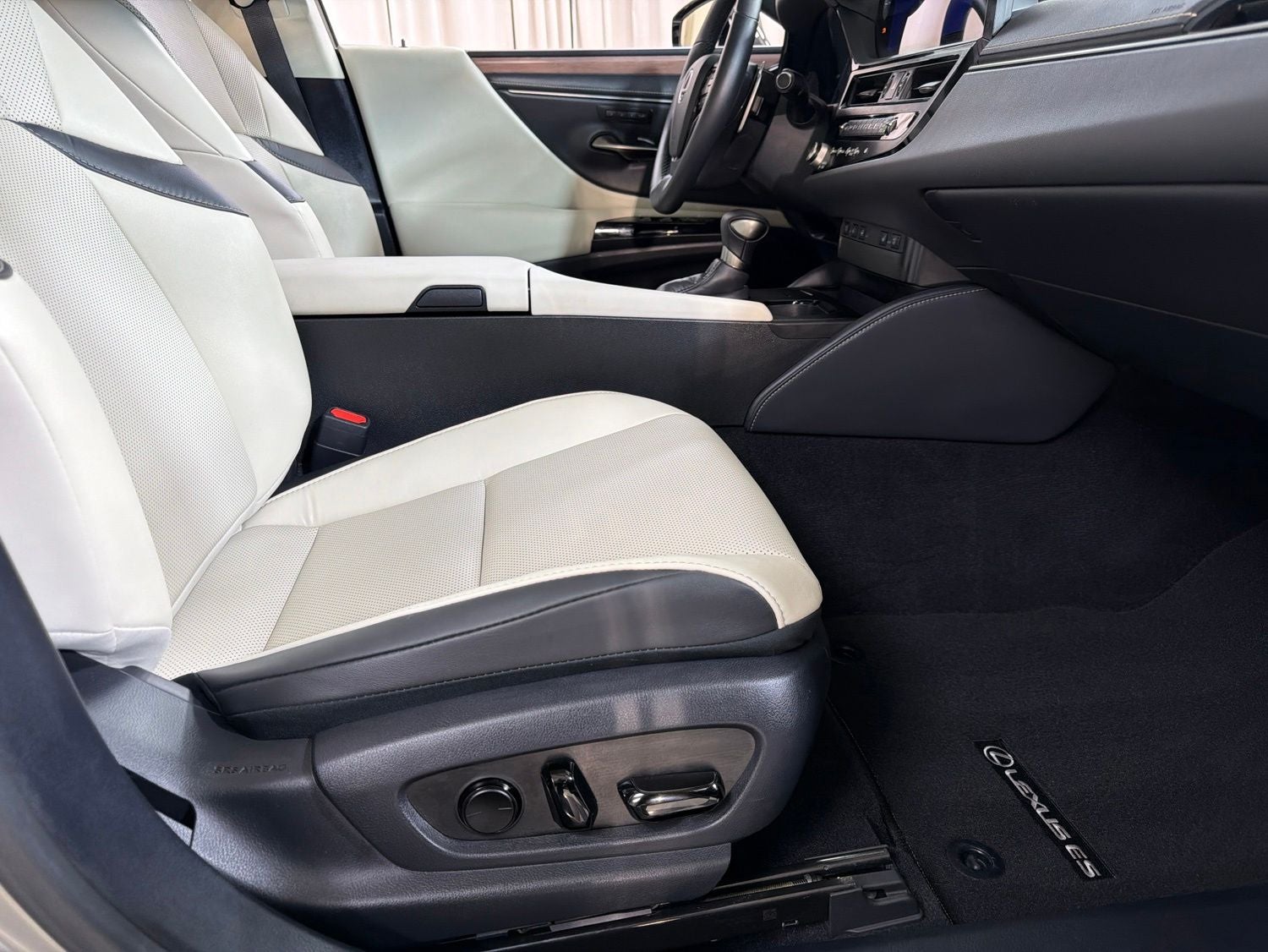 2025 Lexus ES 300h