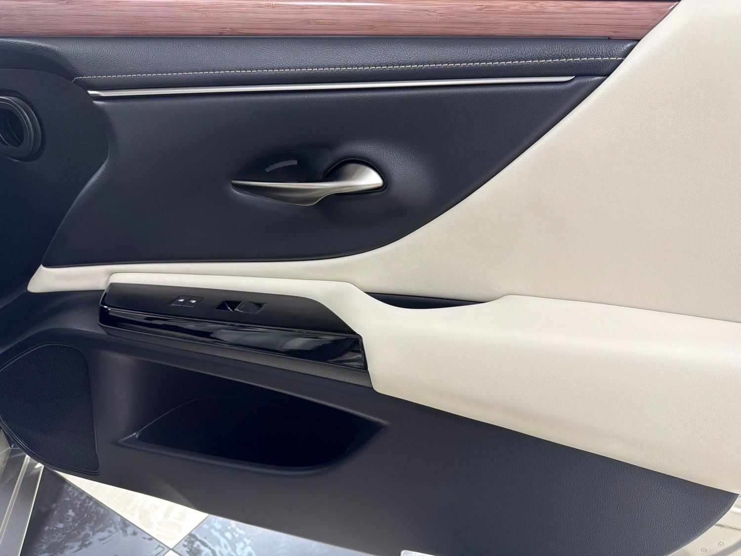 2025 Lexus ES 300h
