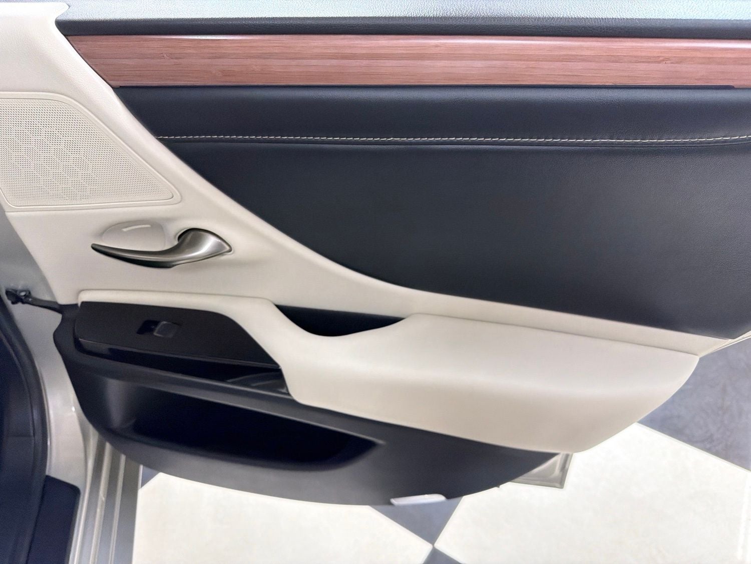 2025 Lexus ES 300h