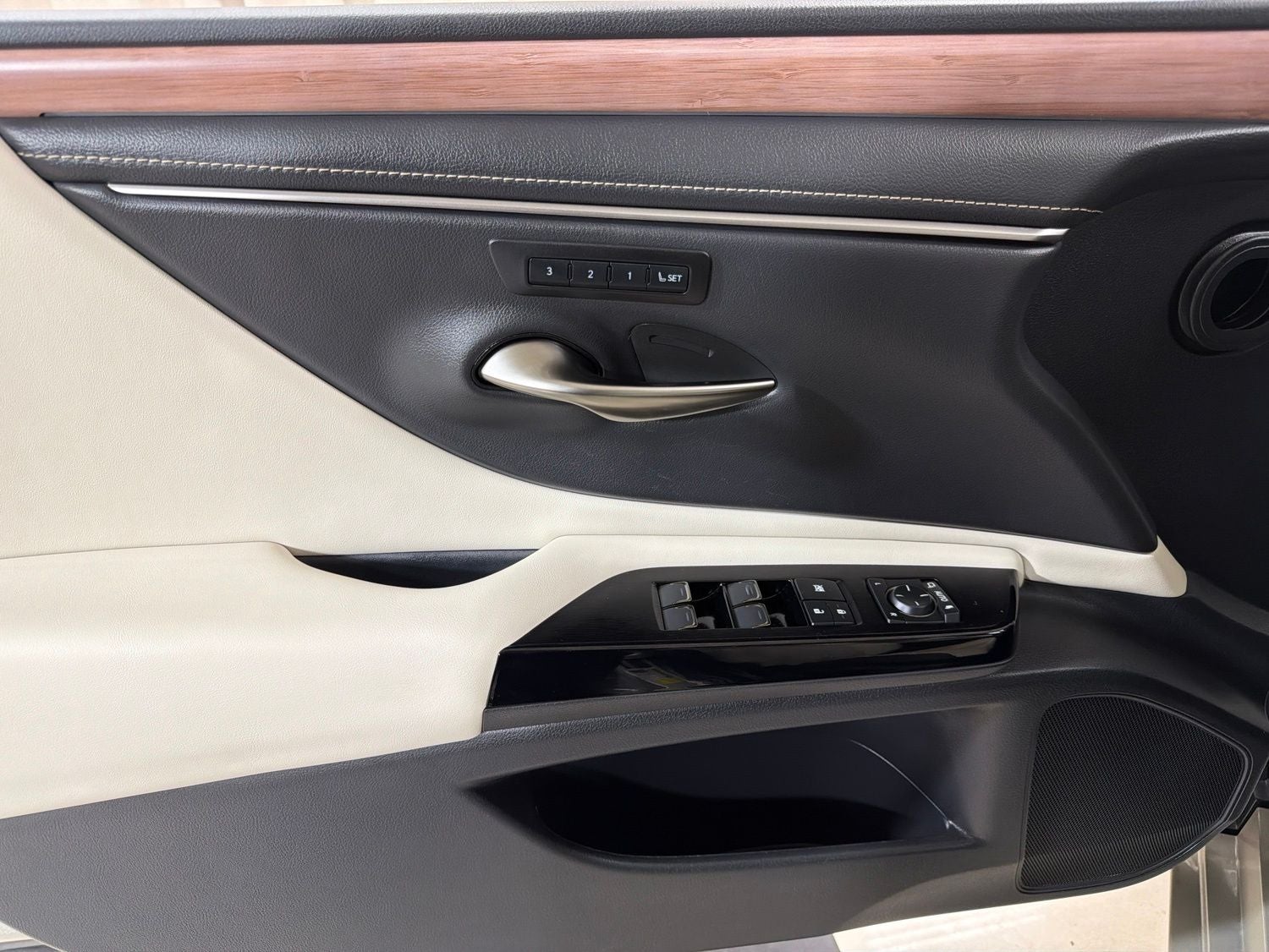 2025 Lexus ES 300h