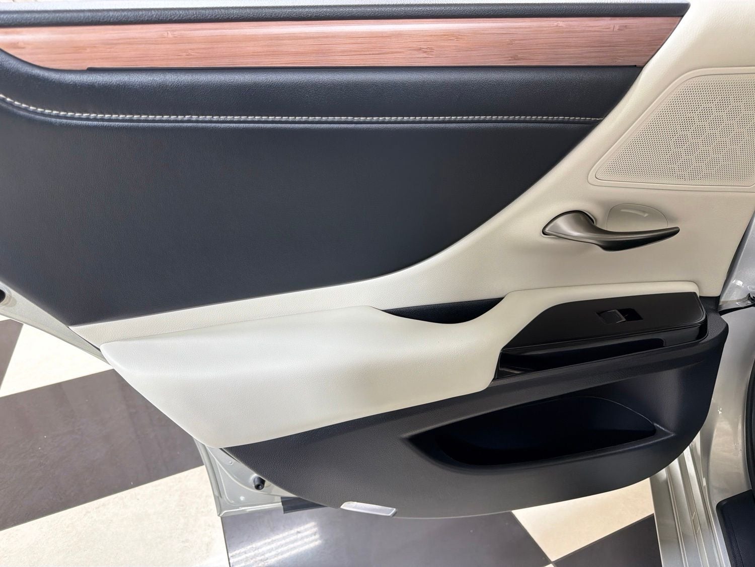 2025 Lexus ES 300h