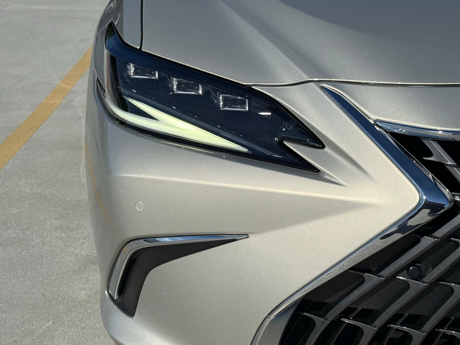 2023 Lexus ES 300h Ultra Luxury