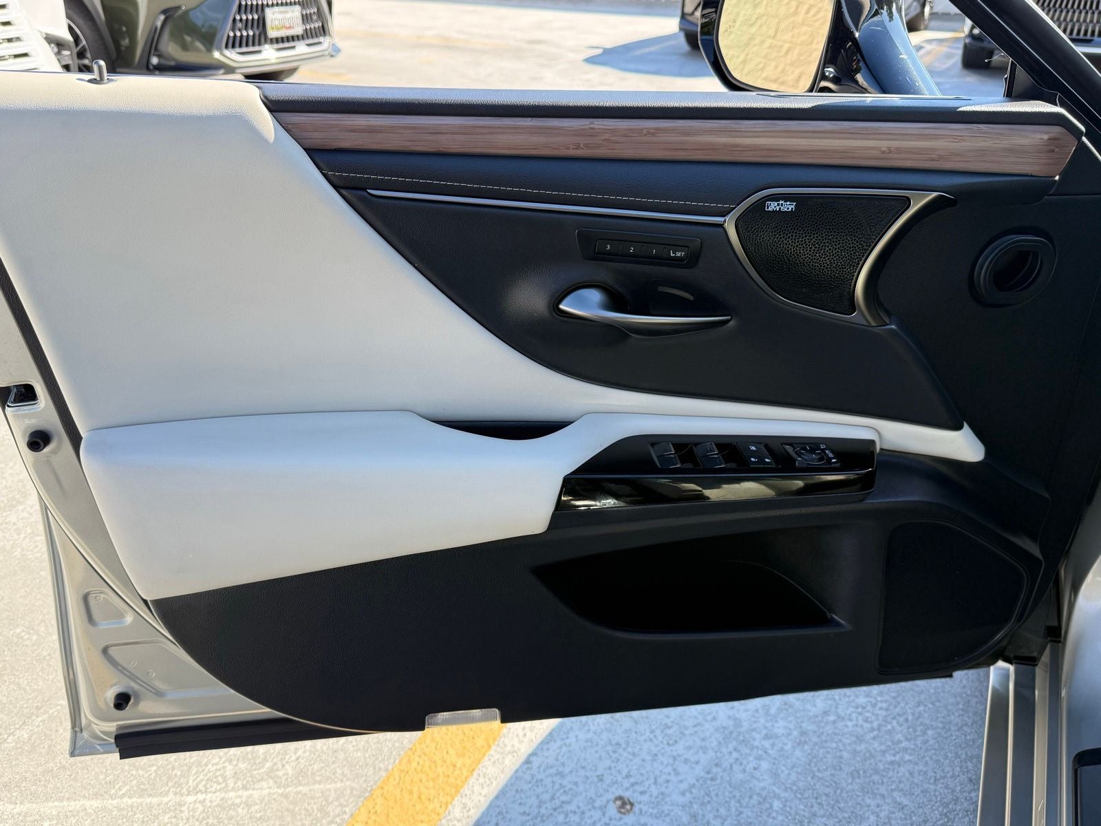 2023 Lexus ES 300h Ultra Luxury
