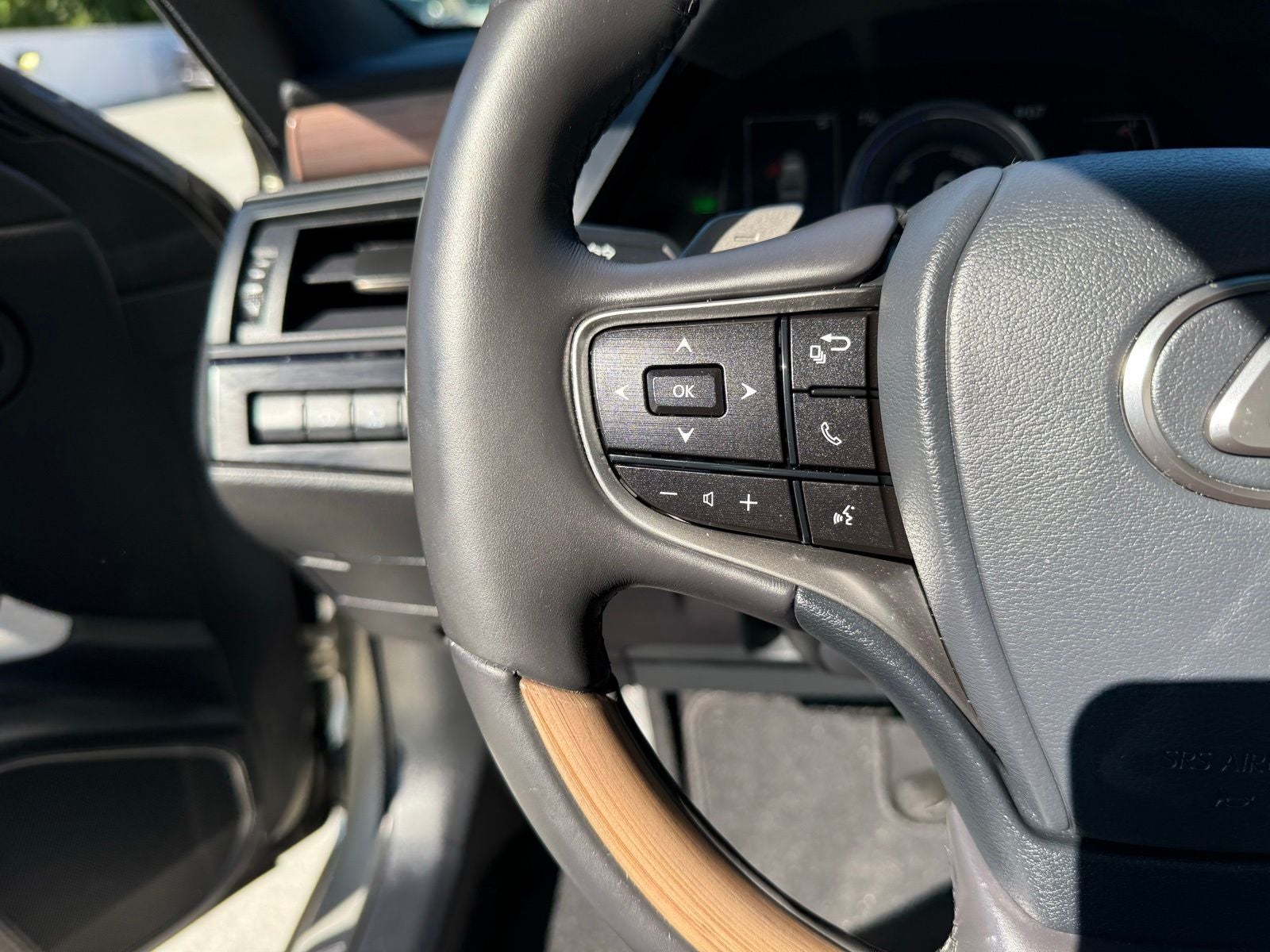 2023 Lexus ES 300h Ultra Luxury