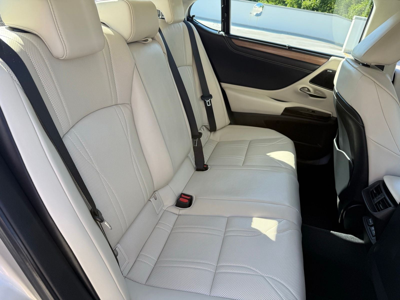 2023 Lexus ES 300h Ultra Luxury
