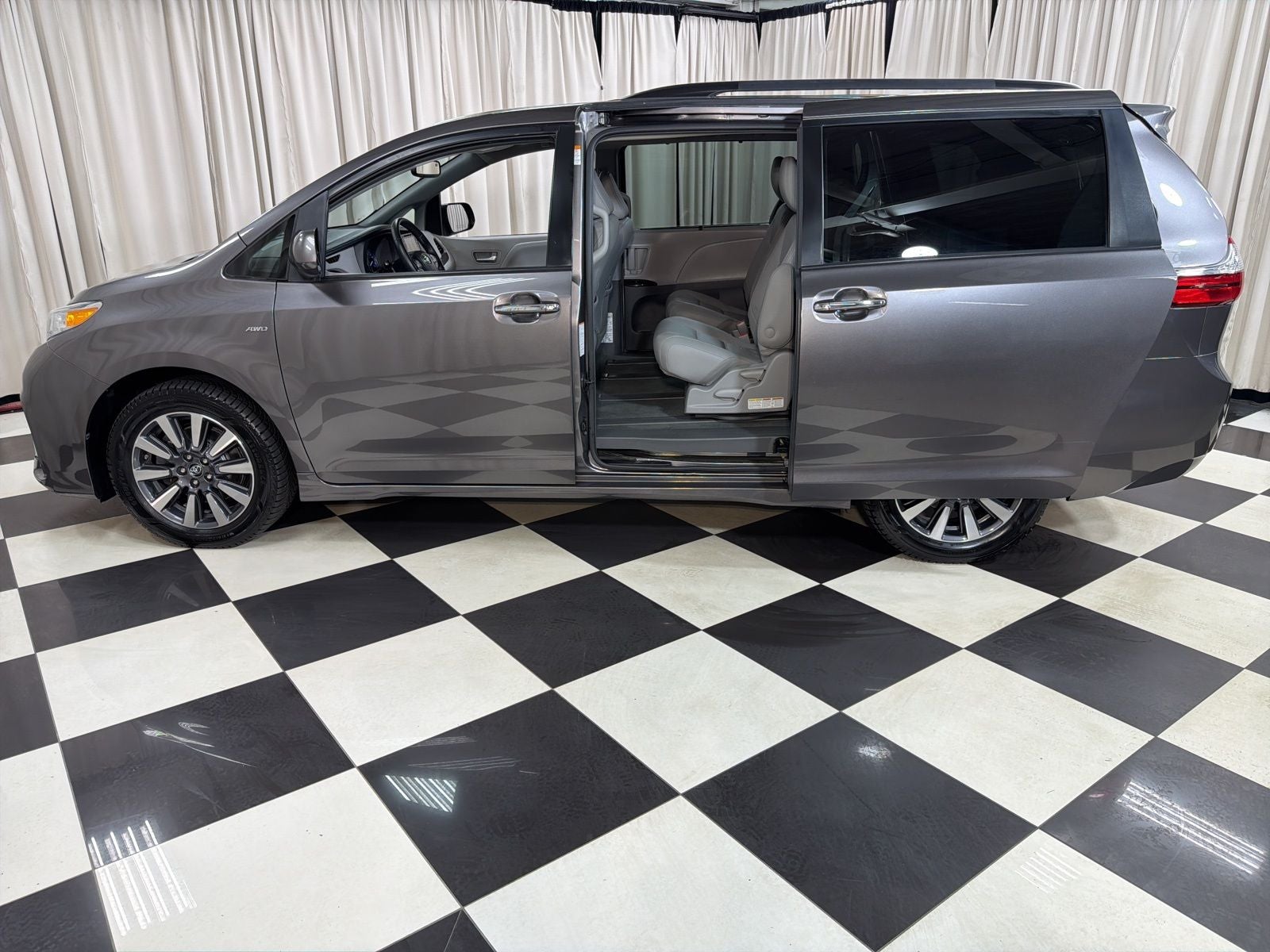 2018 Toyota Sienna XLE 7 Passenger