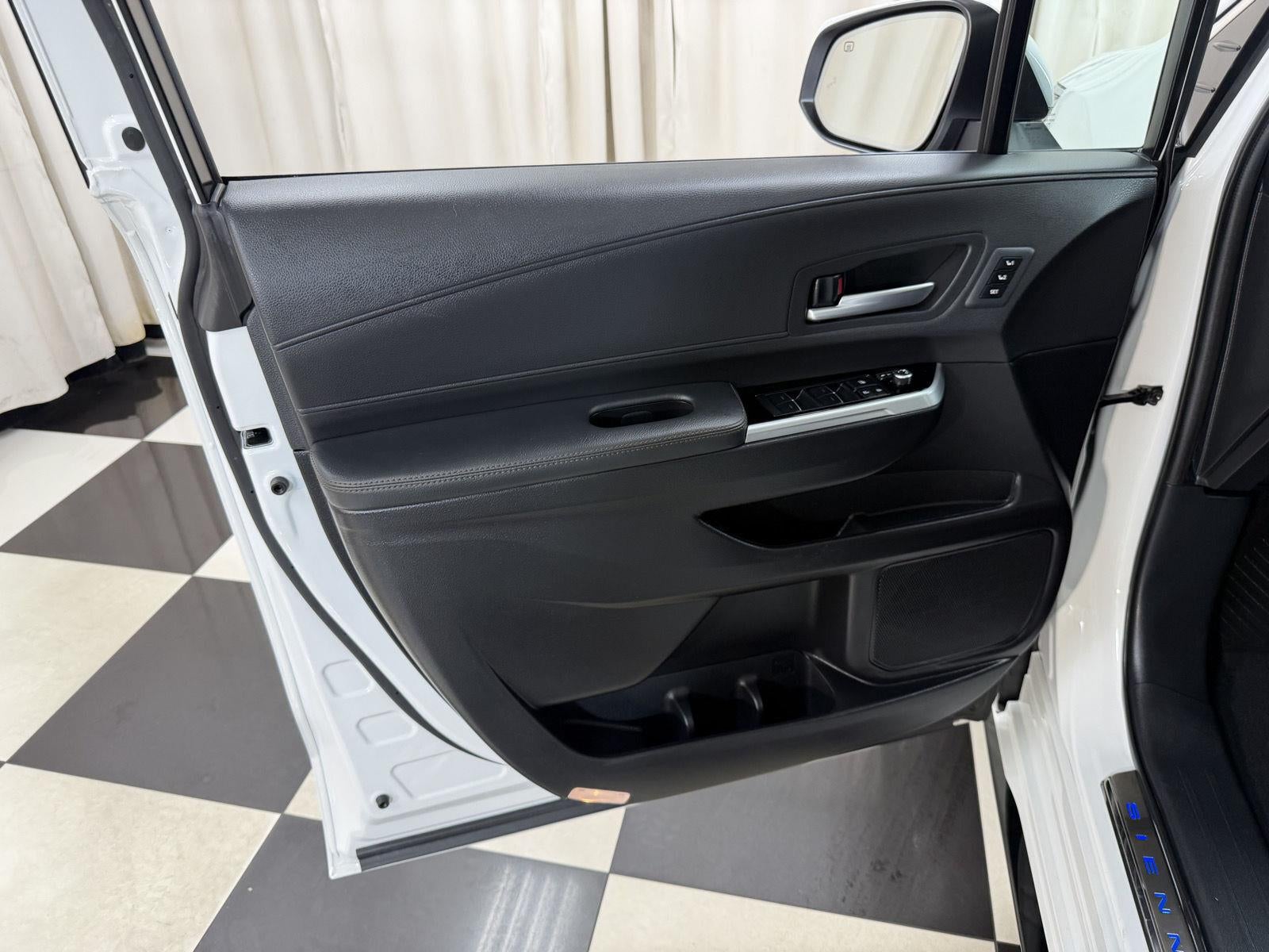 2025 Toyota Sienna Platinum 7-Passenger