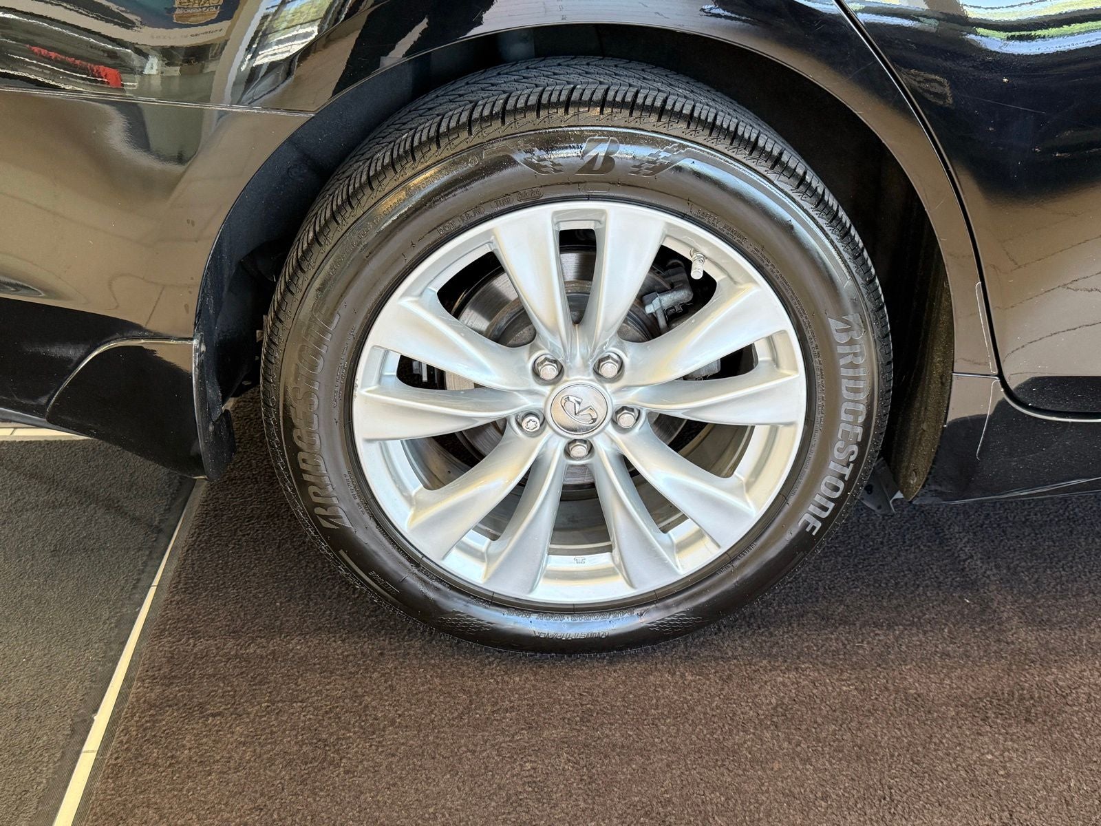 2011 INFINITI M56 X