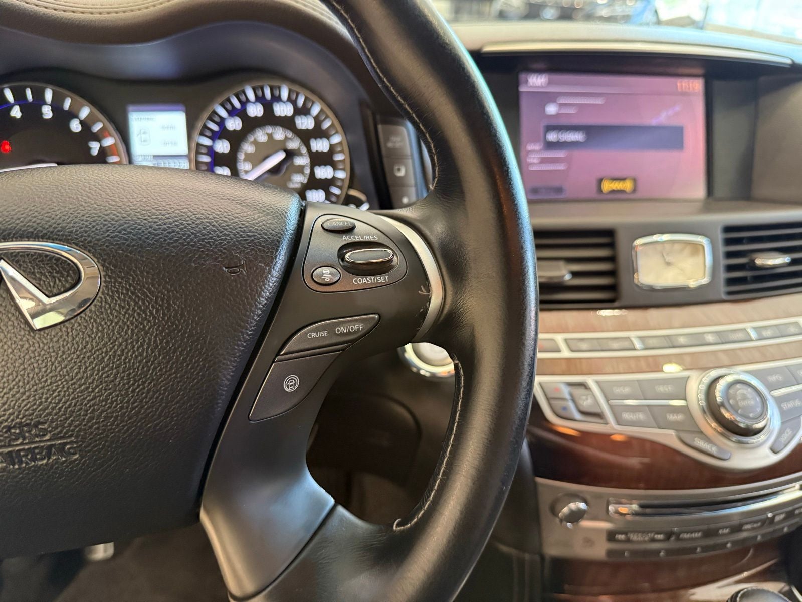 2011 INFINITI M56 X