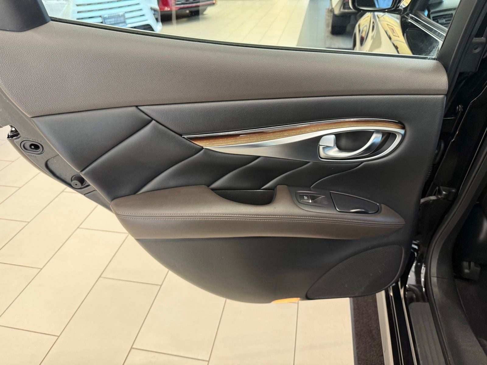 2011 INFINITI M56 X