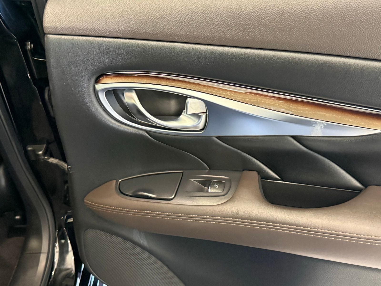 2011 INFINITI M56 X