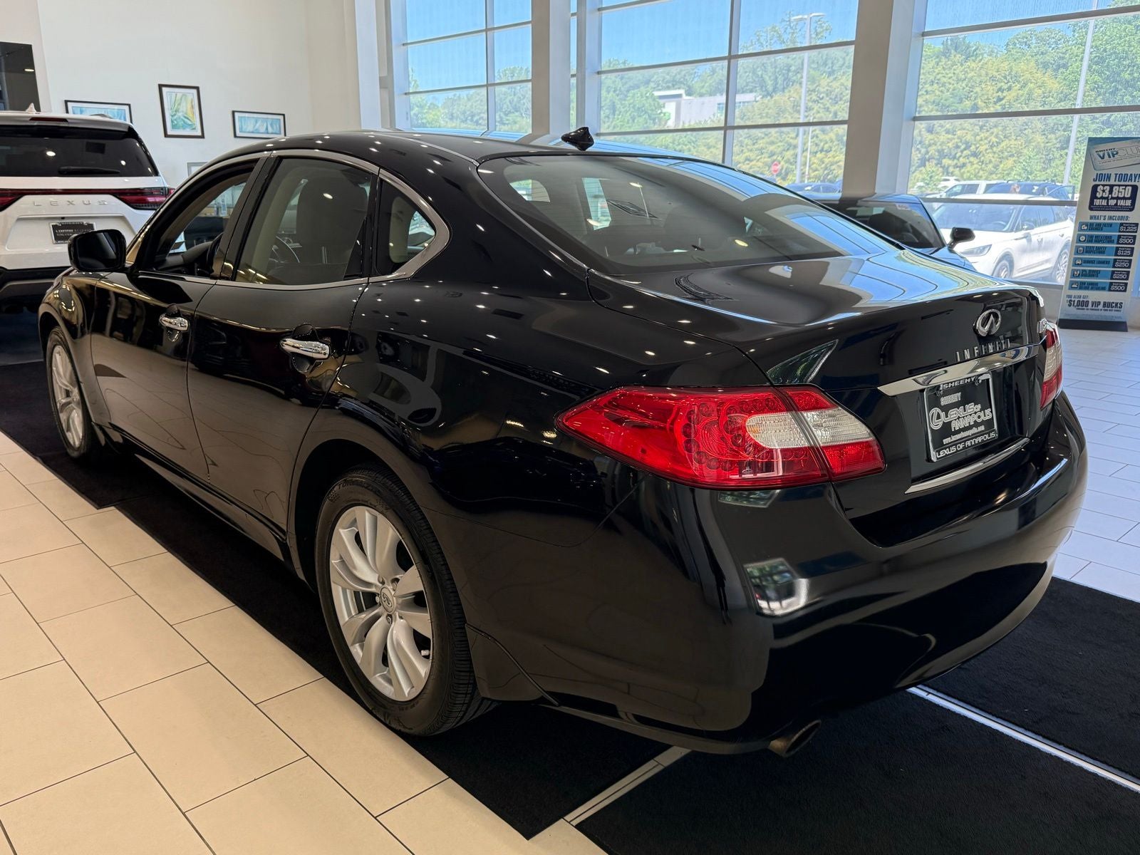 2011 INFINITI M56 X