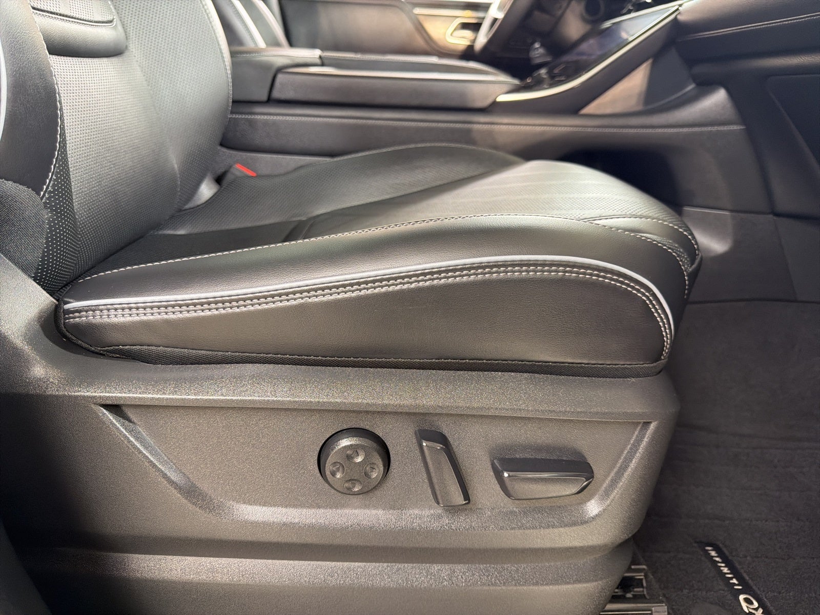 2025 INFINITI QX80 LUXE