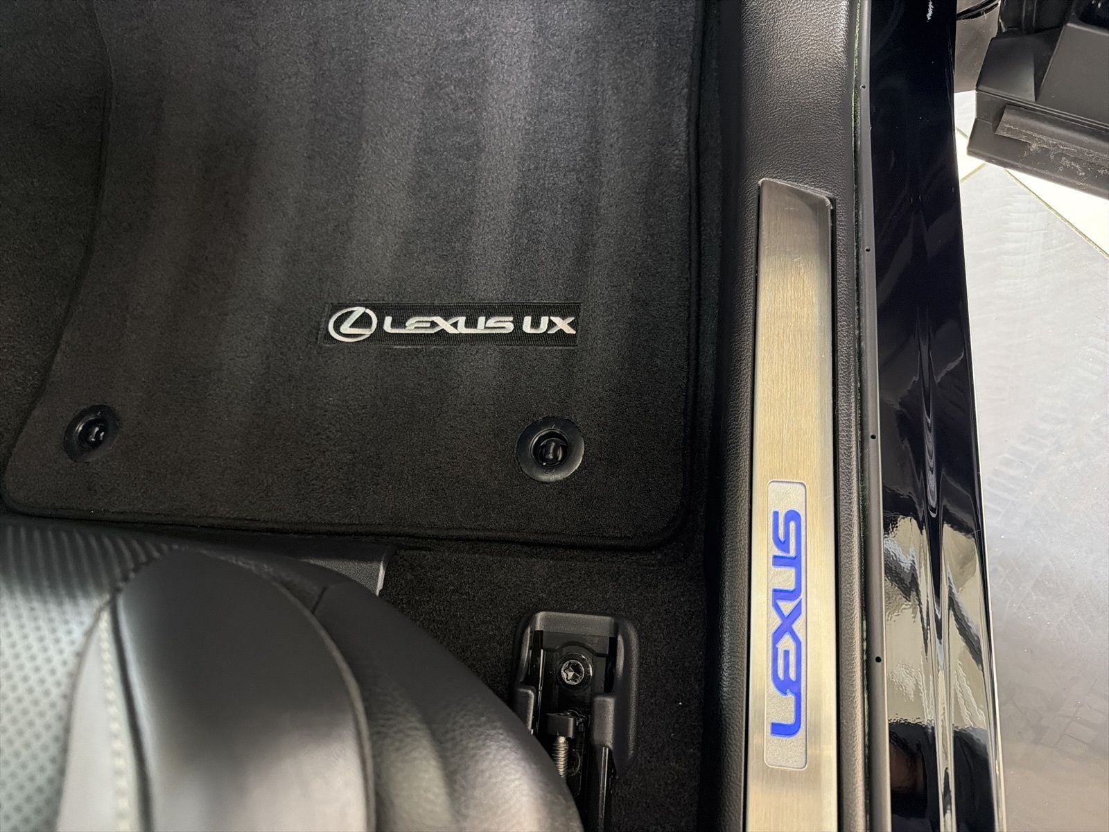 2025 Lexus UX 300h Premium