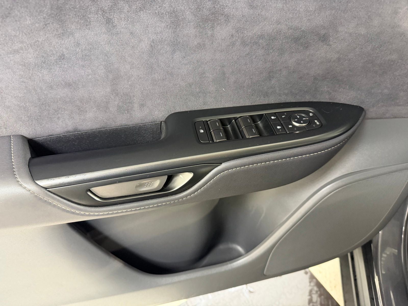 2023 Lexus RZ 450e Luxury