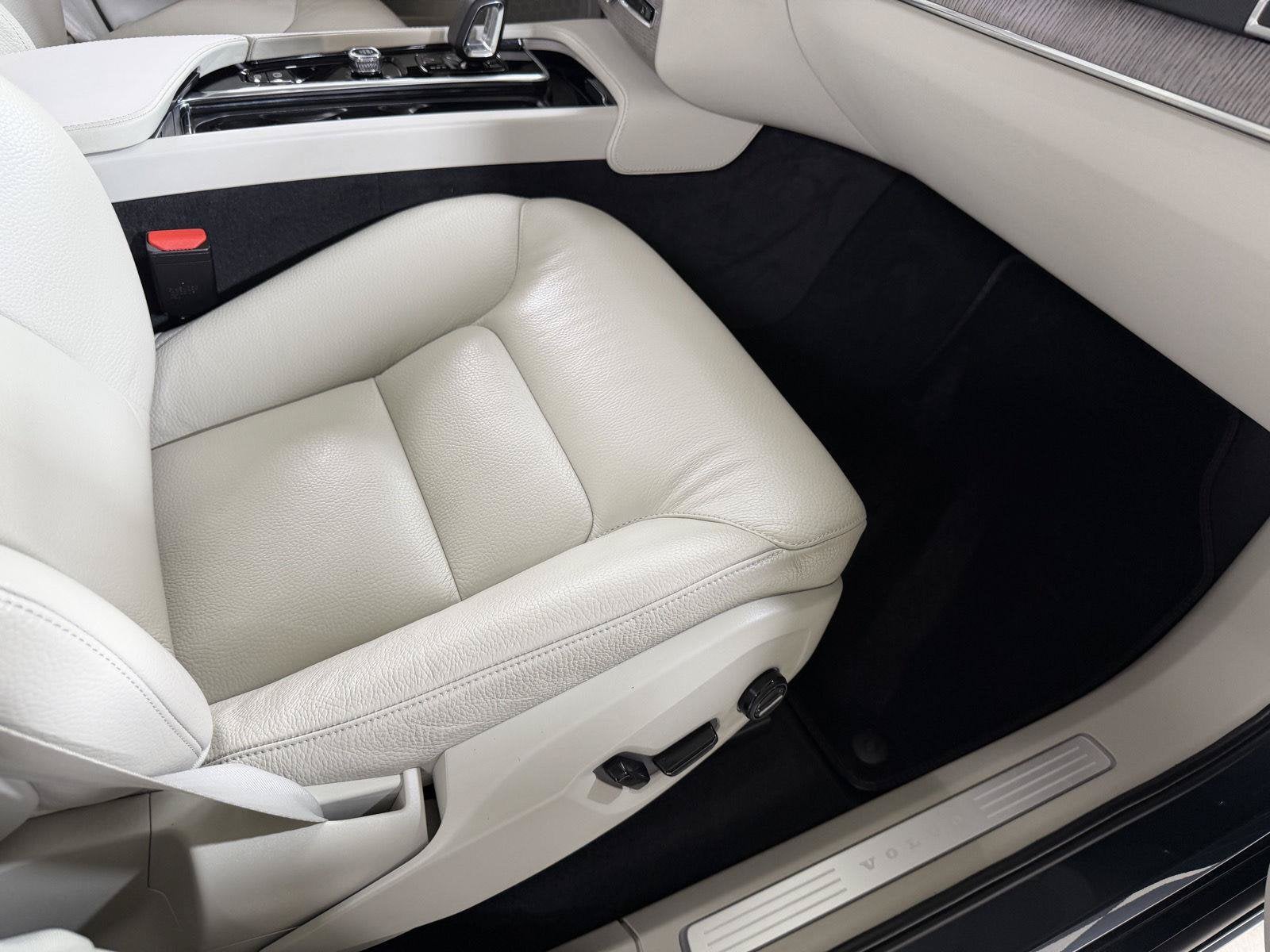 2024 Volvo XC90 B6 Plus Bright Theme