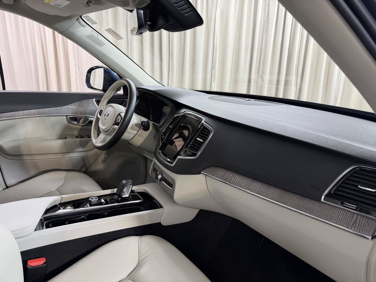 2024 Volvo XC90 B6 Plus Bright Theme