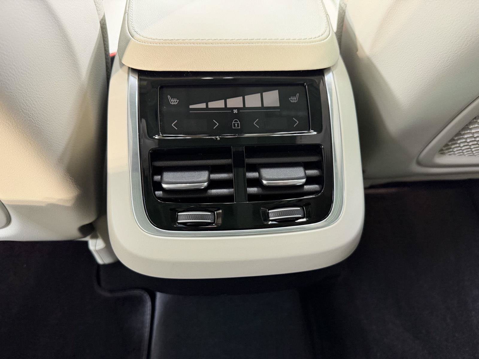 2024 Volvo XC90 B6 Plus Bright Theme
