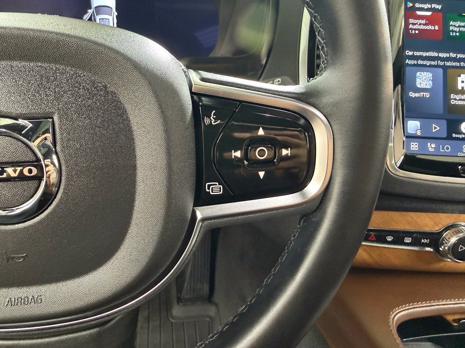 2024 Volvo XC90 B5 Plus