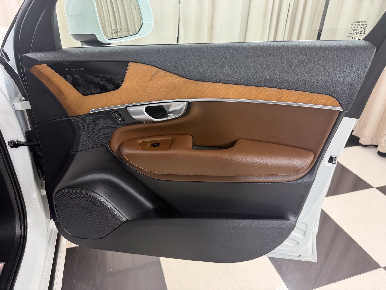 2024 Volvo XC90 B5 Plus