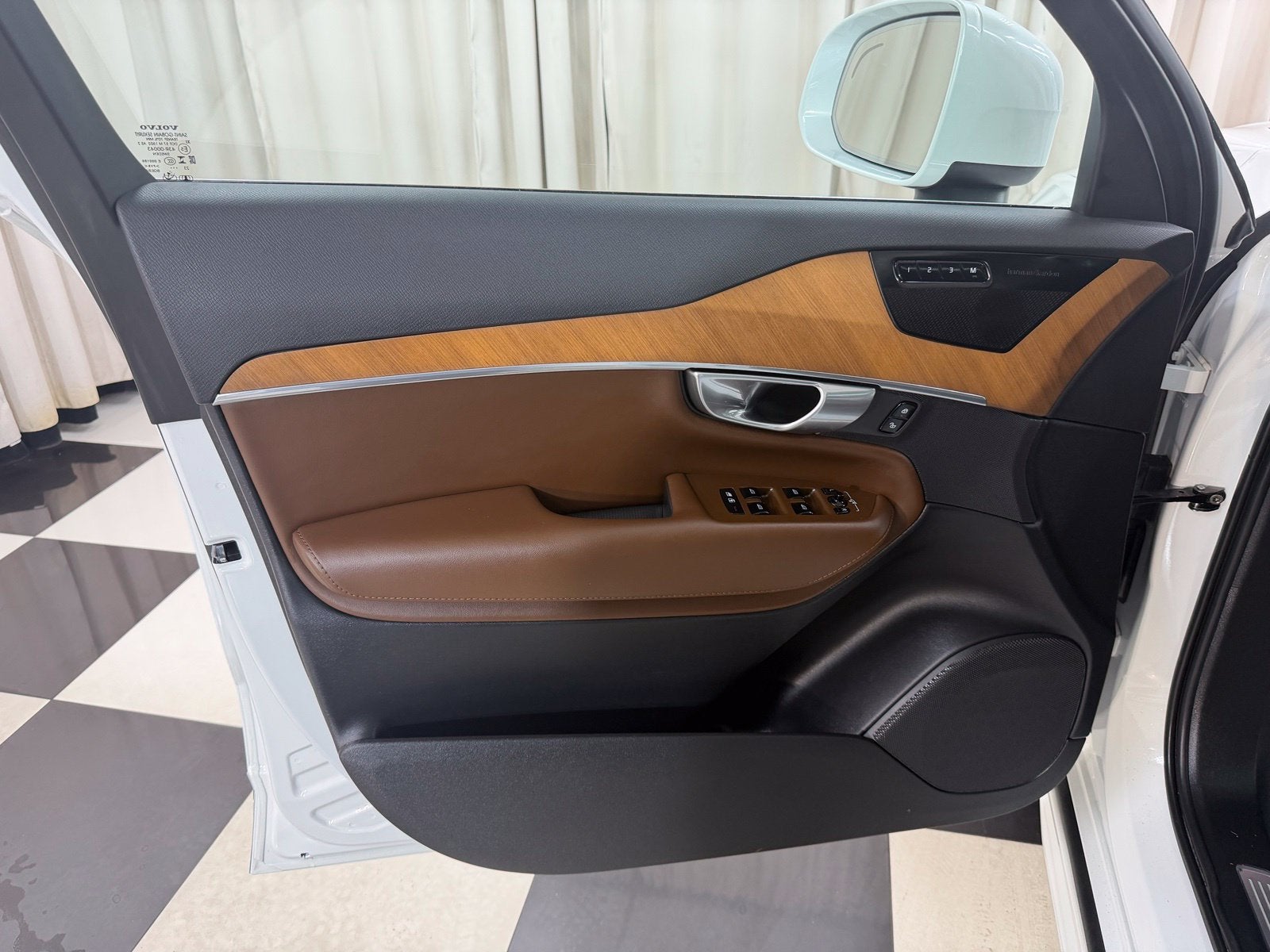 2024 Volvo XC90 B5 Plus